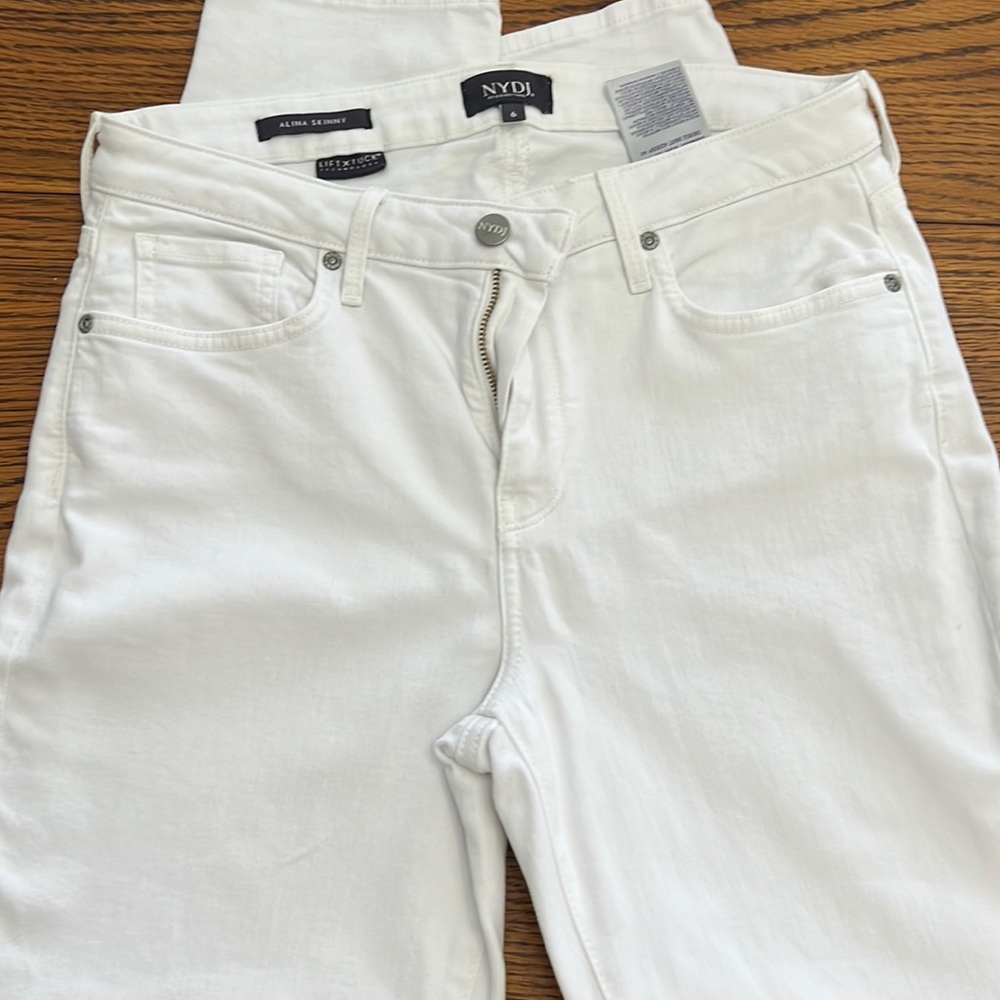 Like new condition. No rips tears or stains. NYDJ Alina skinny jeans